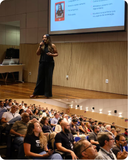 Palestra para plateia em auditório