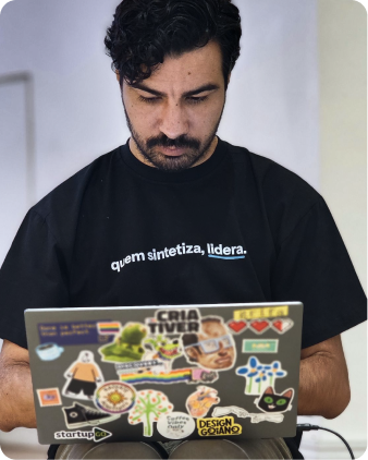 Membro da comunidade trabalhando com camiseta quem sintetiza, lidera
